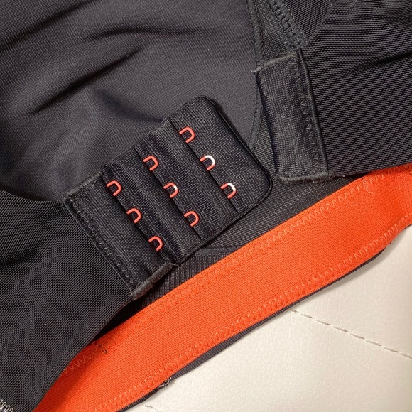 Under Armour Sports Bra 32D - Picture 4 of 6